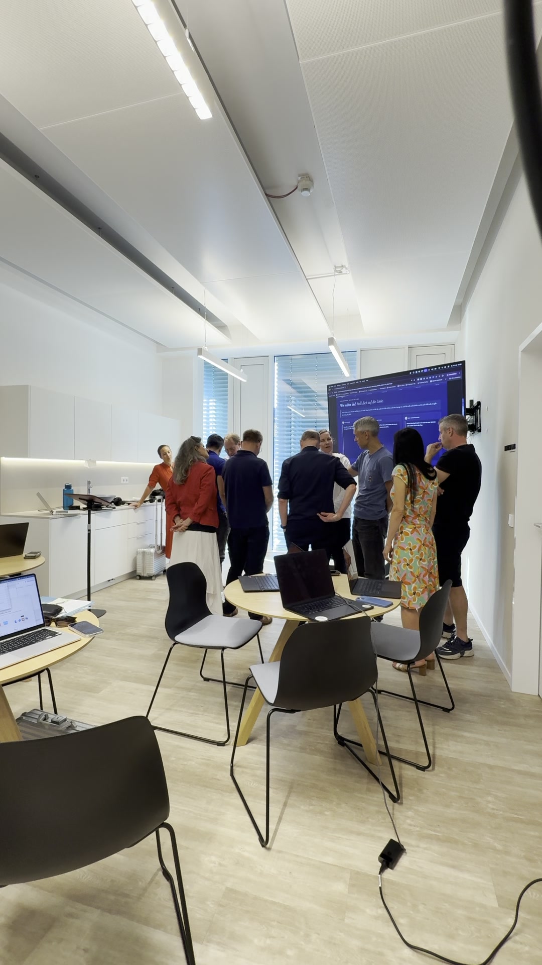 Workshop-Übung in Stuttgart: Teilnehmer stehen zur Einstiegsübung vor dem Screen